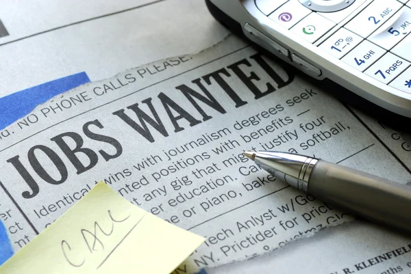 Buscar un trabajo en un periódico — Foto de Stock