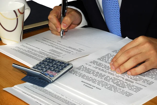 Checking and signing the contract — Stock Photo, Image