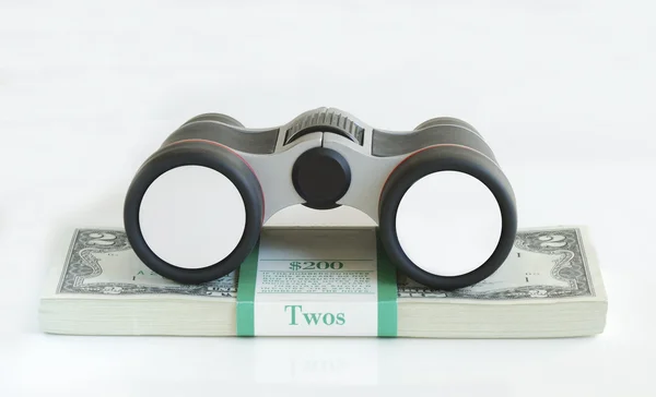 Um binocular nas notas de $2 — Fotografia de Stock