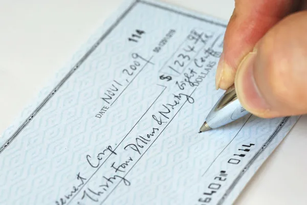 Escribir un cheque para pagar la factura — Foto de Stock