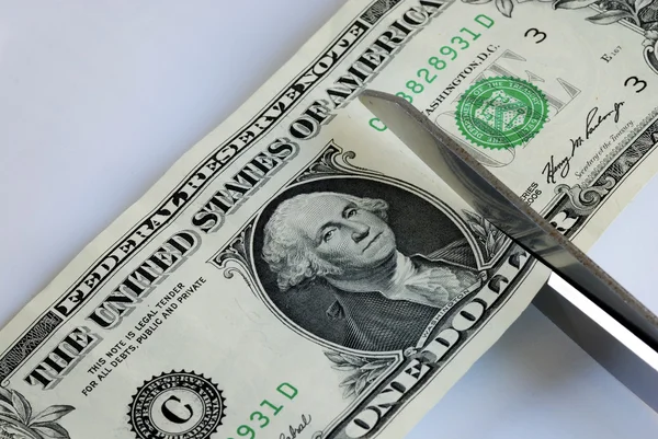 Corte a nota de dólar com uma tesoura — Fotografia de Stock