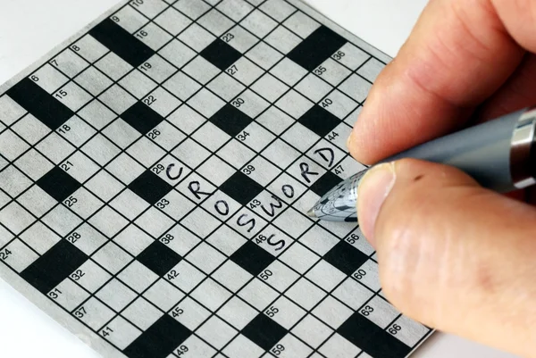 Solving the cross word puzzle — Stock Photo, Image