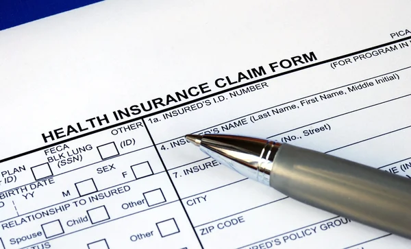 Remplissage du formulaire de demande d'assurance maladie — Photo