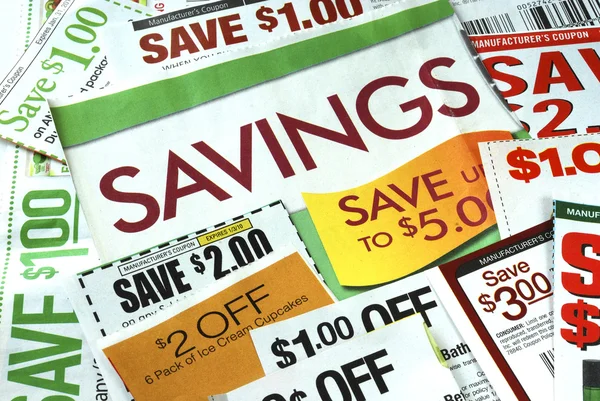 Cortar alguns cupons para economizar dinheiro — Fotografia de Stock