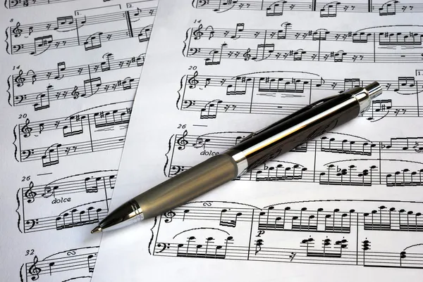 Ένα στυλό στην κορυφή μουσική φύλλα — Φωτογραφία Αρχείου