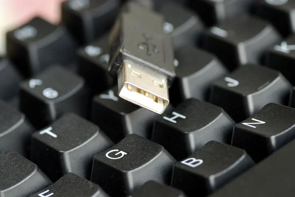 Um conector USB no teclado preto — Fotografia de Stock