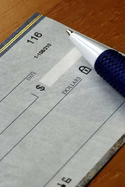 Escribir un cheque para pagar la factura —  Fotos de Stock