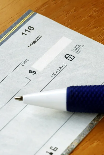 Rédaction d'un chèque pour payer la facture — Photo