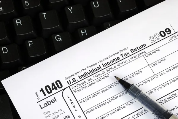 Apresentação da declaração de imposto de renda online — Fotografia de Stock