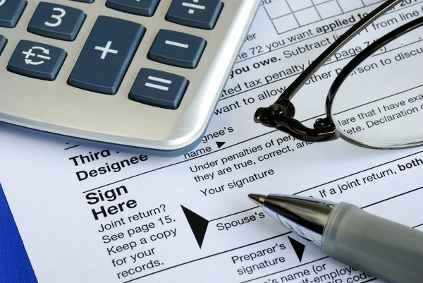 Afwerking en ondertekenen de aangifte inkomstenbelasting — Stockfoto