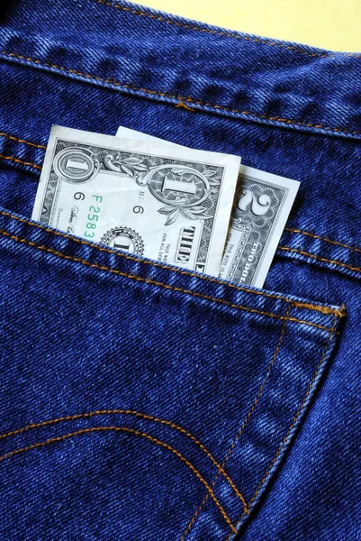 Pengar i bakre fickan en blå jeans — Stockfoto