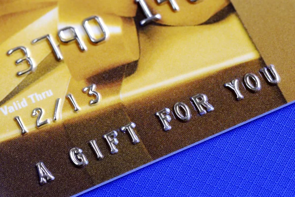 "Un cadeau pour vous" sur une carte cadeau en or — Photo