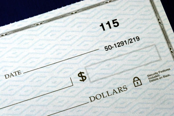 Skriva dollarn belopp på checken — Stockfoto