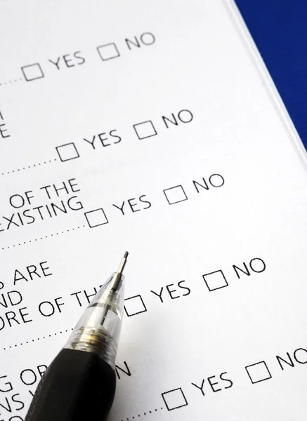 Select Yes or No from a questionnaire — Stock Photo, Image