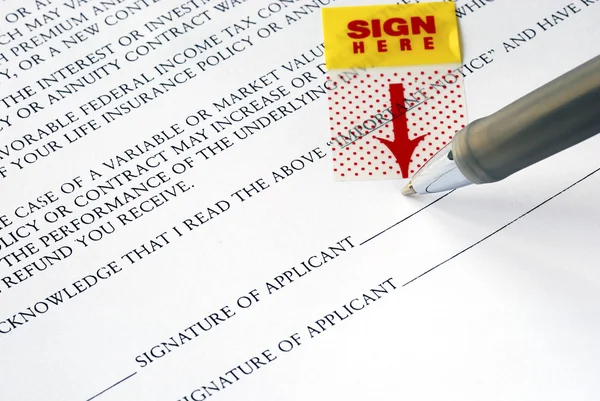 Podepsat své jméno na smlouvě — Stock fotografie
