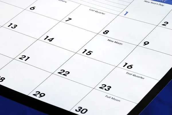 Planejando o novo mês a partir de um calendário Fotografia De Stock