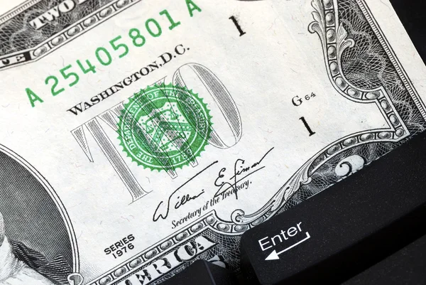 Två dollar bill och tangentbord — Stockfoto