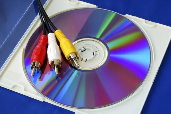 Üç renkli rca video kabloları bir CD — Stok fotoğraf