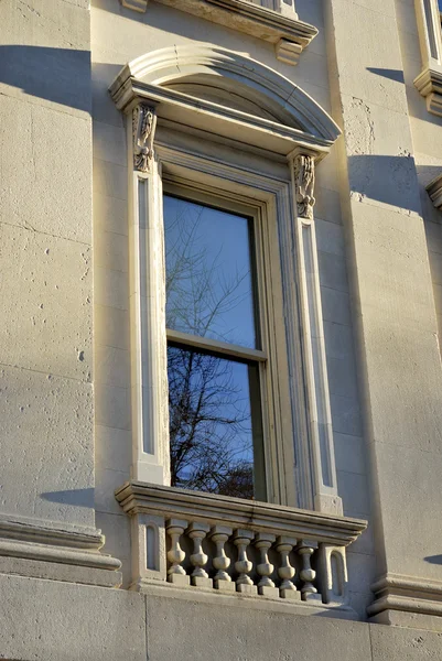 Классическое окно из мэрии в Нью-Йорке — стоковое фото