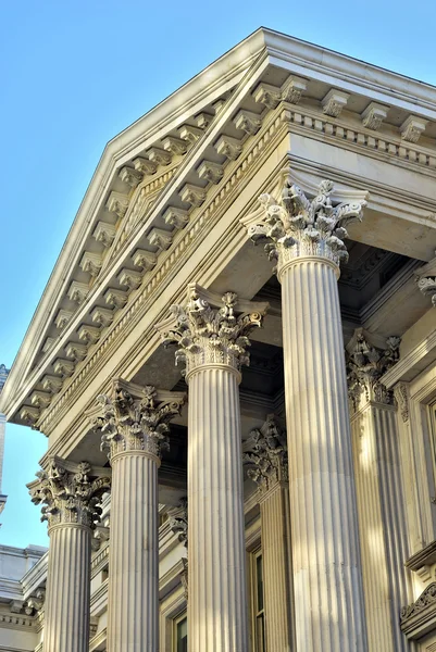 Arquitectura neoclásica con columnas — Foto de Stock