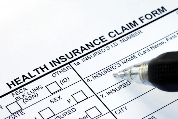 Apresentar o formulário de pedido de seguro de saúde — Fotografia de Stock