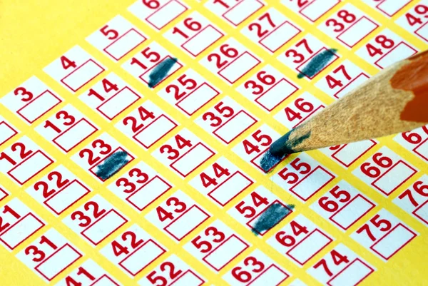 Arkivering lottsedel med en penna — Stockfoto