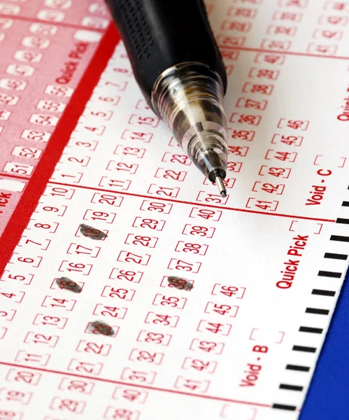 La presentación del billete de lotería con un lápiz — Foto de Stock