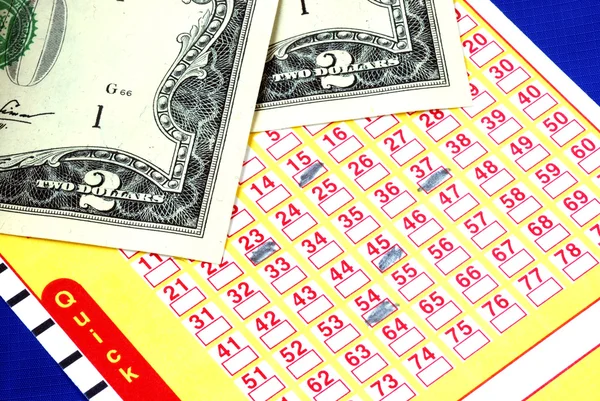 Aposte alguns dólares no bilhete de loteria — Fotografia de Stock