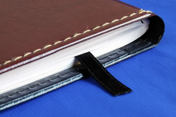 Caderno marrom com um marcador preto — Fotografia de Stock