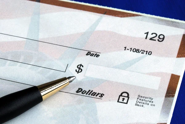 Skriva dollarn belopp på checken — Stockfoto