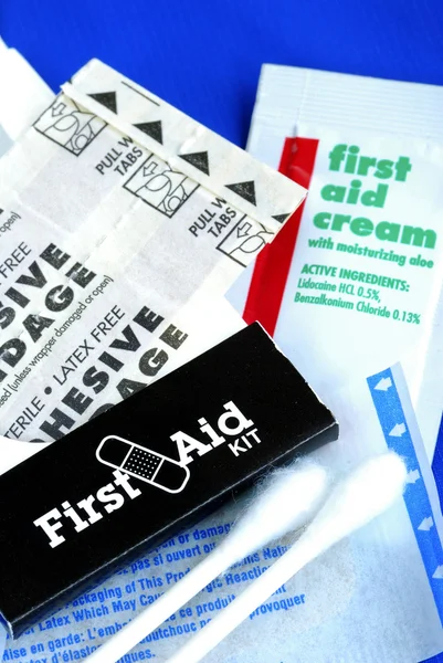Lista elementów w zestaw pierwszej pomocy — Zdjęcie stockowe