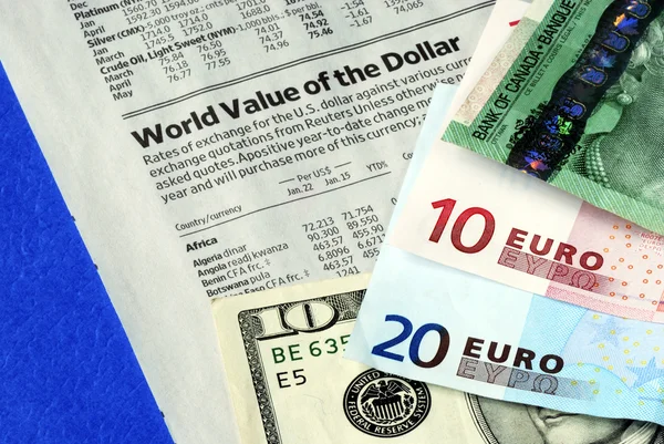 Проверьте курсы иностранных валют — стоковое фото