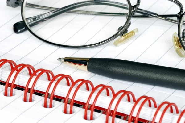 Spiral anteckningsblock med en penna — Stockfoto