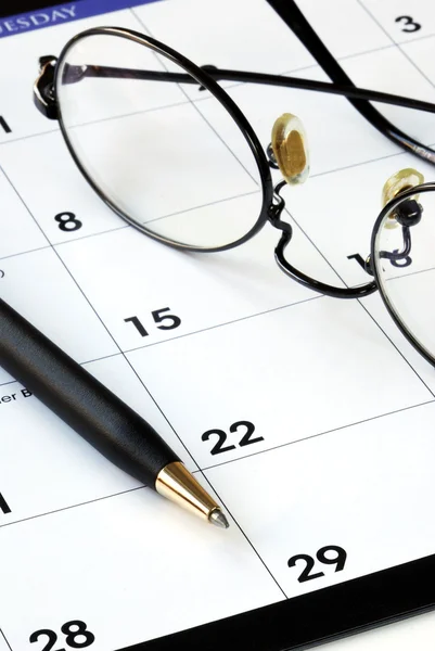 Planification du nouveau mois à partir d'un calendrier — Photo