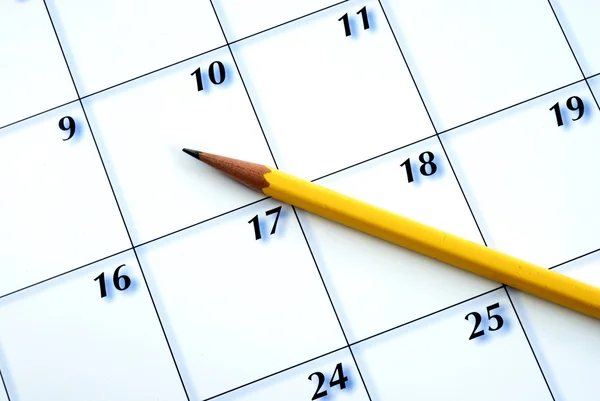 Planung des neuen Monats nach einem Kalender — Stockfoto