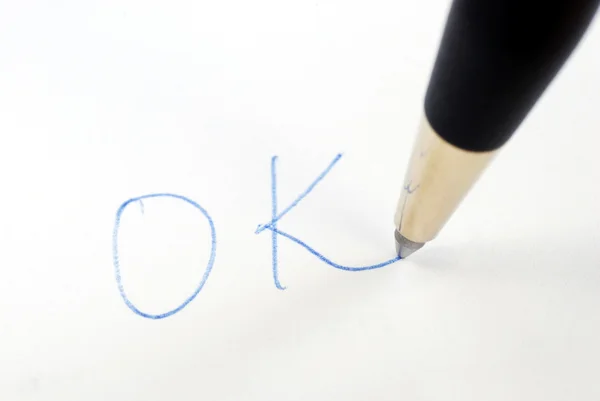 Schreibe das Wort ok mit einem Stift — Stockfoto