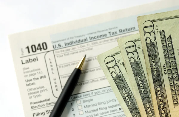Apresentação da declaração de imposto sobre o rendimento à mão — Fotografia de Stock