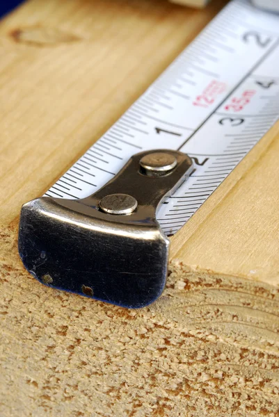 A fita métrica é a ferramenta para carpinteiro — Fotografia de Stock