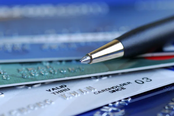 Vista cercana de tarjetas de crédito y bolígrafo — Foto de Stock