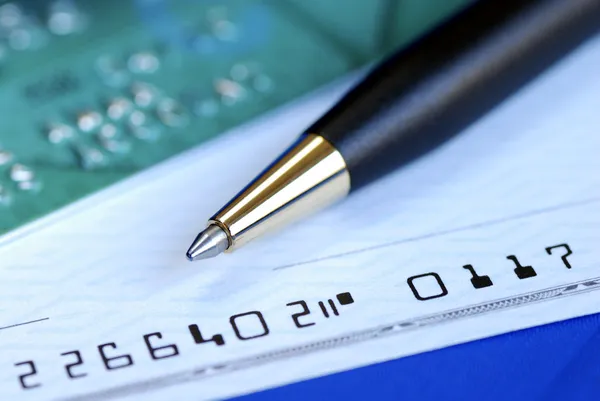 Schrijf een cheque te betalen van de rekening — Stockfoto