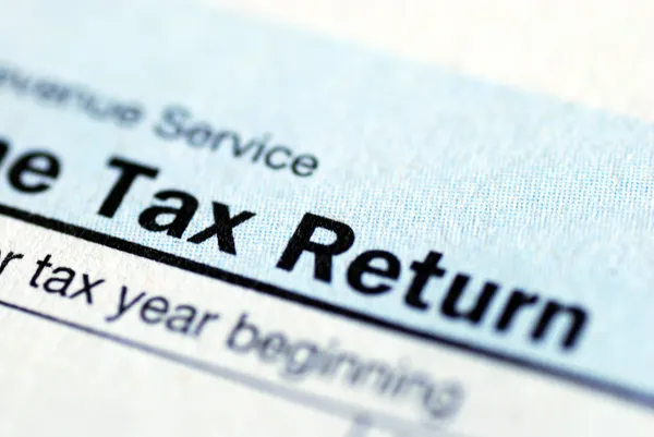 Perspectiva aproximada da declaração de imposto sobre o rendimento — Fotografia de Stock