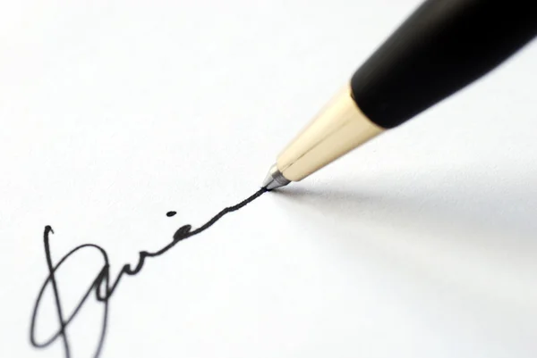Unterschreiben Sie den Namen mit einem Stift auf einem Papier — Stockfoto