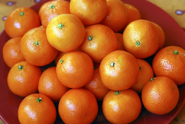 Kis mandarin대리석 카운터 위에 오렌지 컵 — Stock Fotó