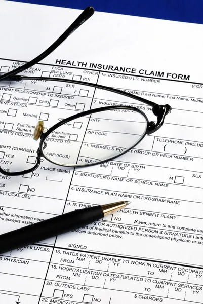 Preencher o formulário de pedido de seguro de saúde — Fotografia de Stock