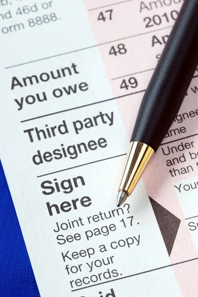 Assinar a declaração de imposto de renda — Fotografia de Stock