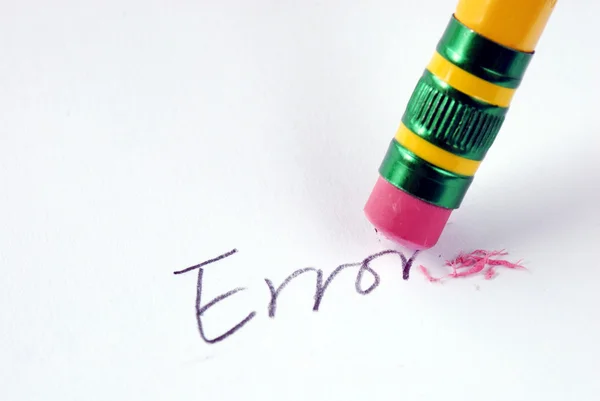 Apagar a palavra Erro com uma borracha — Fotografia de Stock