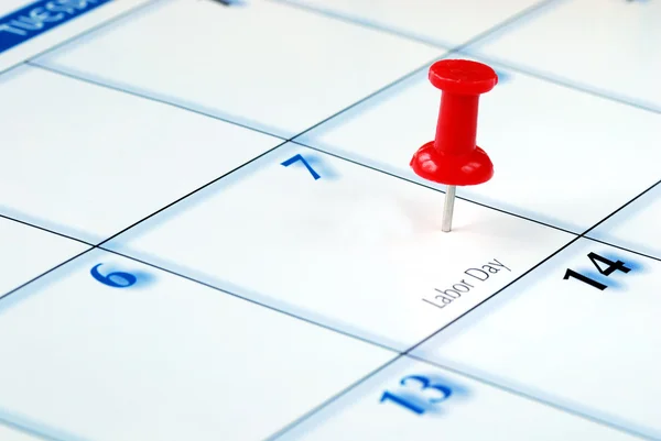 Μια κόκκινη καρφίτσα που καρφώνεται στο ημερολόγιο — Φωτογραφία Αρχείου