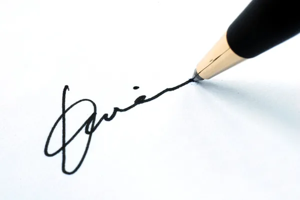 Firma el nombre en un papel con un bolígrafo — Foto de Stock