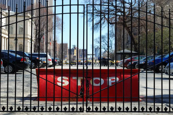 En stor röd stoppa barrikad bakom grinden — Stockfoto