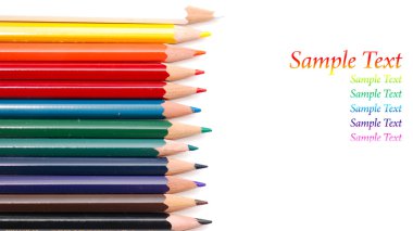 Beyaz üzerine izole edilmiş renkli kalemler